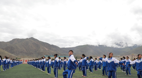 格桑亚杰和同学们在跳课间操