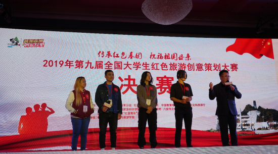 留学生团队代表(左一、左二)、台湾团队代表在决赛现场做展示