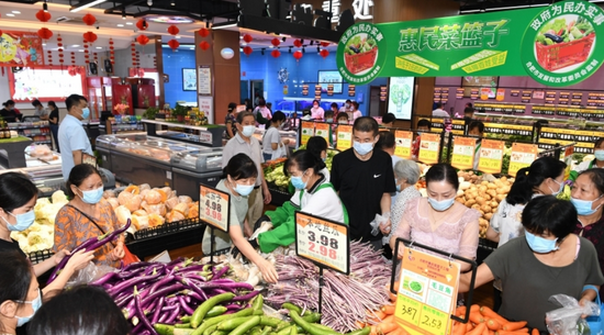 　市民正在包河区世纪社区一家大型超市里选购物蔬菜