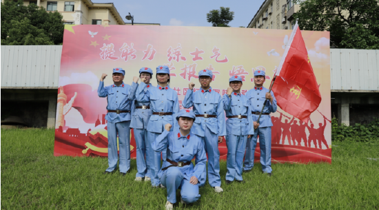 图:参与活动的蜀山社区党员分为一连队、二连队进行比赛
