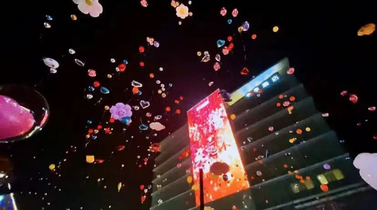 跨年钟声敲响，市民放飞寓意希望的气球