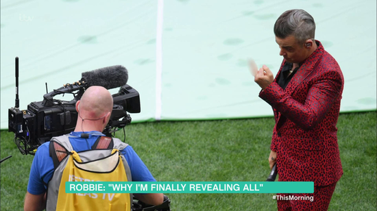 世界杯开幕式竖中指嘉宾:用错手指了 管不住自