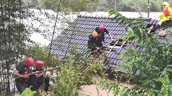 本网讯(记者夏海军)受今年第9号台风“利奇马”影响,我省沿江江南出现大到暴雨。省减灾救灾委办公室、省应急管理厅决定于8月11日10时针对宣城市启动安徽省Ⅳ级救灾应急响应,并下发紧急通知,要求压实压紧工作责任,妥善安排群众生活,扎实加强灾情管理。