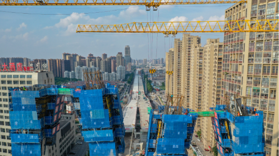 建设者们头顶烈日,坚守在施工一线