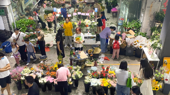 安徽合肥：“双节”来临鲜花销售升温