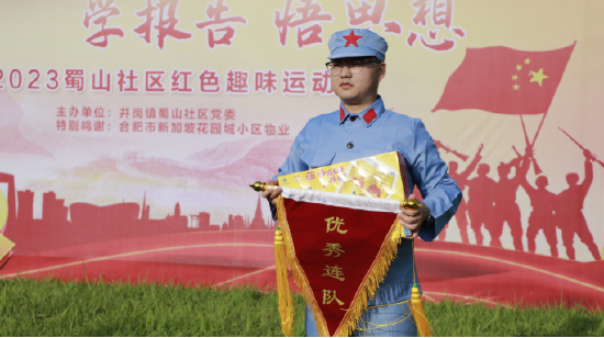 图:获胜连队接受颁奖和奖品