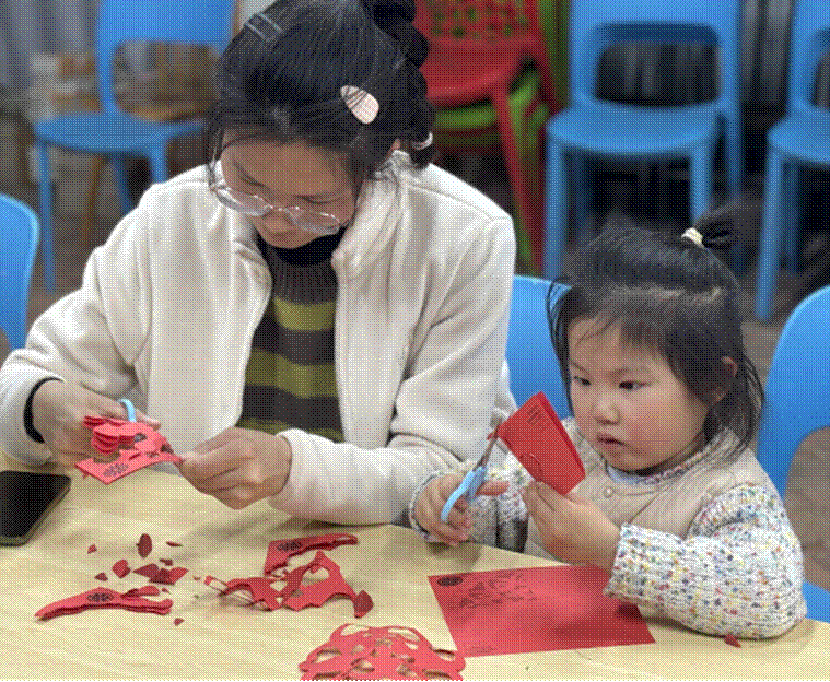 蚌埠延安路店举办新春主题剪纸活动