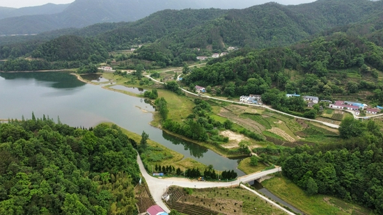 桐城市黄甲镇黄铺村的美丽景色。记者 徐火炬 通讯员 唐振 摄