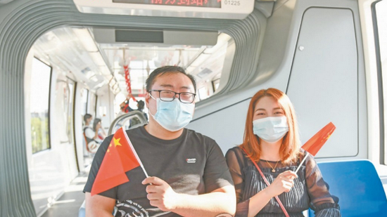 图为市民试乘芜湖轨道交通1号线