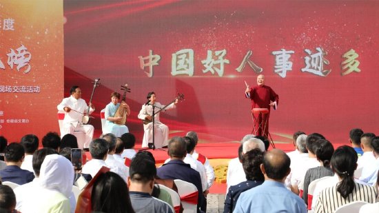 国家级非遗项目(河洛大鼓)河南省代表性传承人张怀生现场表演,致敬敬业奉献“中国好人”。高晟寒 摄