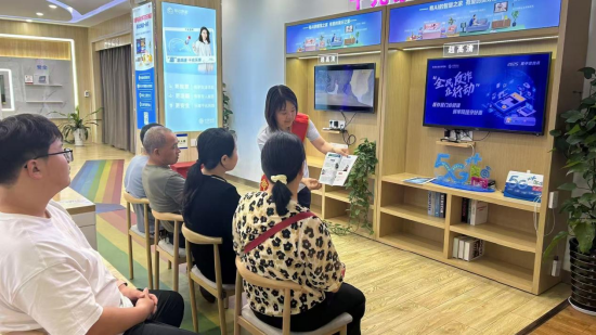 (安徽移动营业厅工作人员正在进行反诈宣传)