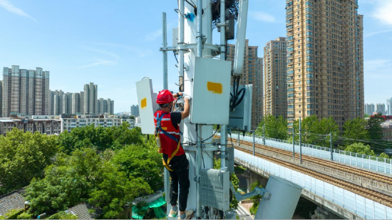 （安徽移动网络人员在进行网络建设）
