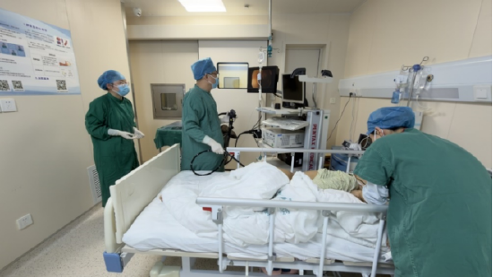 医生在移植舱内为小欣做胃镜探查