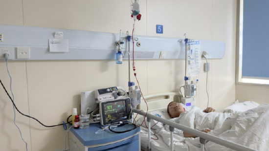 小欣在移植仓内接受治疗