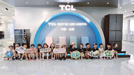 ▲合财卓雅幼儿园孩子们参观智能产品体验中心