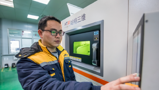 芜湖市繁昌春谷3D打印产业园哈特三维技术人员在查看金属3D打印设备的相关打印参数