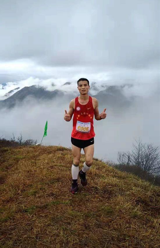 参赛运动员们翻山越岭,走过火焰山