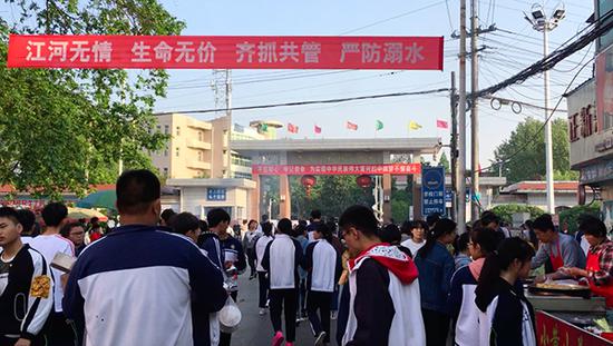 放学时,校门口的餐饮摊位前学生总是络绎不绝