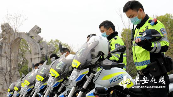 合肥执勤交警 街头脱帽肃立志哀