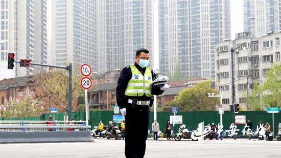 合肥执勤交警 街头脱帽肃立志哀