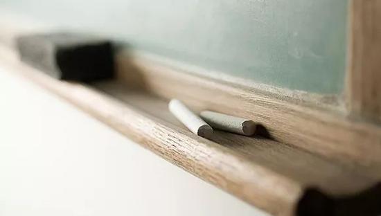 新京报评安徽六安教师讨薪:《教师法》要硬起