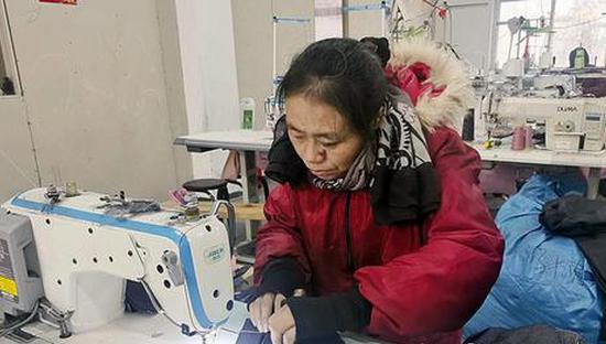 望江县鸦滩镇麦元村扶贫车间里工人在加工童装。 全媒体记者 付玉 摄