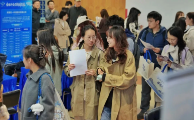 招聘会吸引不少学子前来参加。（资料图）