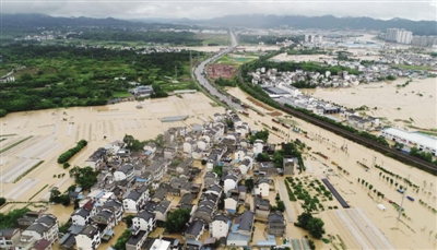 6日晚20时至7日10时，安徽歙县北部各乡镇普降大暴雨，南部地区暴雨，最大雨量出现在溪头219.9毫米，受强降雨影响，仰村房屋、农田、道路被淹。 □ 仰时威 记者 陈明