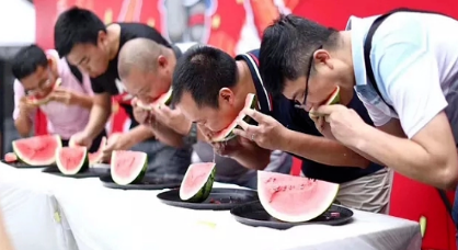 图| 往届吃西瓜比赛现场