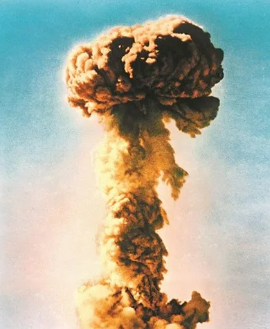中国第一颗原子弹爆炸成功的蘑菇云