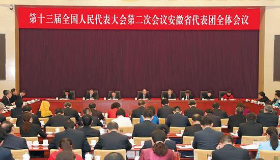 3月5日下午,十三届全国人大二次会议安徽代表团举行全体会议,审议李克强总理作的政府工作报告。记者 徐国康 程兆 摄