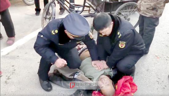 程翔(右一)