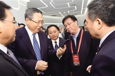 安徽省委书记李锦斌拨通5G电话