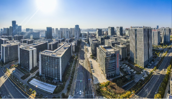 合肥高新区云飞路两侧有国盾量子、本源量子和国仪量子三家主要从事量子技术研究的企业,周边分布着20余家量子关联企业,云飞路也被称为“量子大道”。安徽图片网供图