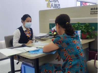 图:工作人员为客户提供专业服务