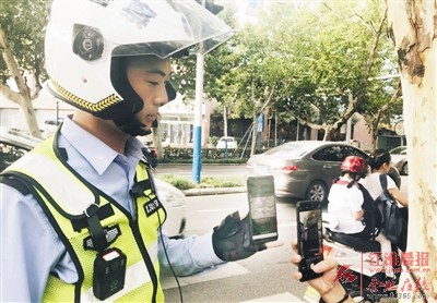 路面巡逻交警手机上收到的违章车辆信息。