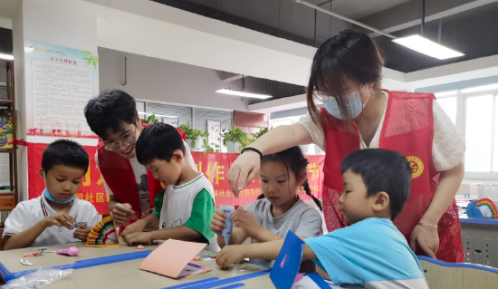 孩子们在认真制作礼物