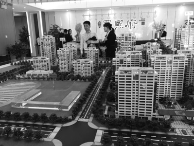 在省城一在售楼盘,销售顾问正在沙盘前介绍