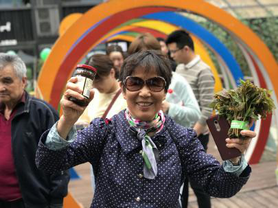 市民排队品尝香椿酱和香椿头