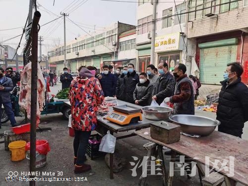 图:执法人员在农贸市场进行检查