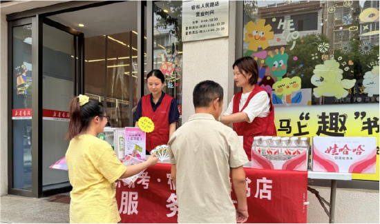 考生和家长来到安庆宿松新华书店助考点领取物资