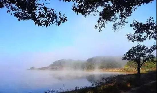 氤氳跃龙湖