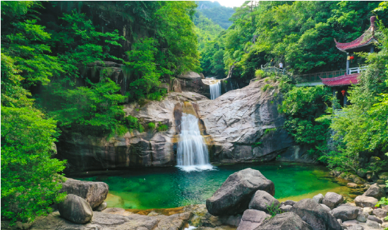 谷中竹林环绕,泉水潺潺,游人享受清凉