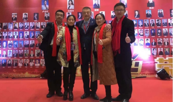 图：汤剑和团队在一起