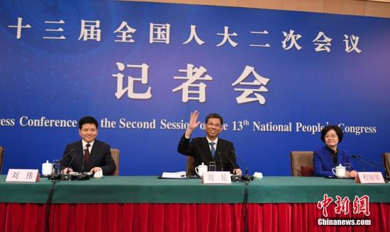 3月7日,十三届全国人大二次会议新闻中心举行记者会,邀请财政部部长刘昆(中),副部长程丽华(右)、刘伟(左)就“财税改革和财政工作”相关问题回答中外记者提问。中新社记者 张娅子 摄