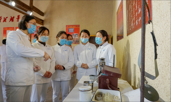 医护志愿者参观八姓村渡江战役野战医院旧址