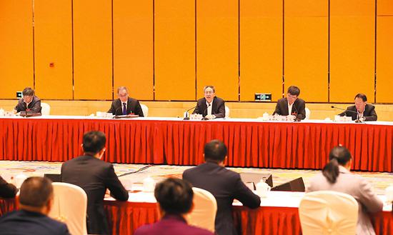 1月13日下午,省委书记李锦斌来到省十三届人大三次会议六安代表团,与代表们一起审议《政府工作报告》。安徽日报记者 徐国康 吴文兵 程兆 摄