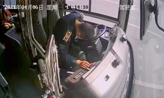 4月6日,121路驾驶员李彪工作中突发晕厥