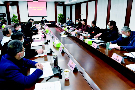 1月16日下午，出席市政协十四届四次会议的政协委员讨论市政府工作报告。记者　刘晨　摄