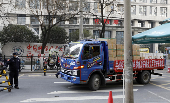 1月31日,安徽格力捐赠中科大附一院第一批空气净化器、电暖器